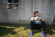 Jan Lammers relaxes before the start of the race