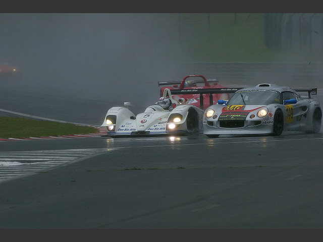 Traffic was a big problem in the rain for the front runners