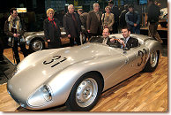 J&ouml;rg Kastendiek, Senator f&uuml;r Wirtschaft und Messe-Chef Hans Peter Schneider in einem der legend&auml;ren "Silberpfeile" aus dem Hause Borgward