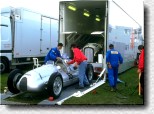 Nach getaner Arbeit werden die teuren Pretiosen in einem eigens daf�r hergerichteten, ehemaligen Tourenwagen-Transporter verstaut. 