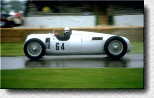 Im C-Typ der Auto Union hat der Fahrer nahezu nichts vor sich.