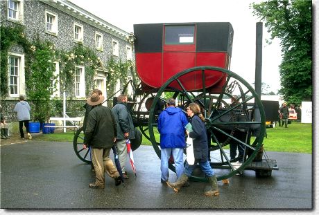 Auf englischen Stra�en sind nach wie vor noch eine Menge historischer Fahrzeuge anzutreffen.... so wie dieser Trevithick Dampfwagen. 