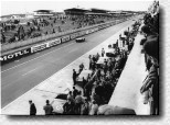 Le Mans 24h 1963: Ferraris line up in the pit lane - Car No. 10 is the 330TRI s/n 0808 and was driven by Pedro Rodriguez and Roger Penske. The Mexican driver went of the road with the car which had won in the year before. 