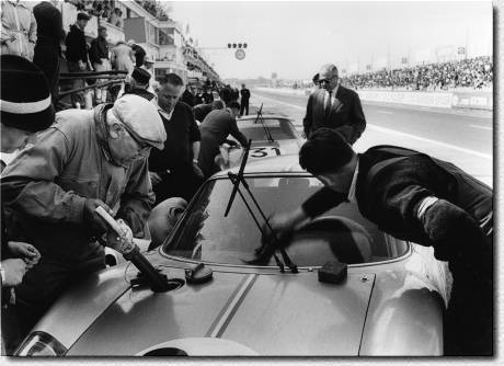 Le Mans 24h 1964: This is not a Ferrari, but this scenery from the Porsche pits shows what motor racing was like in the 1960s. 