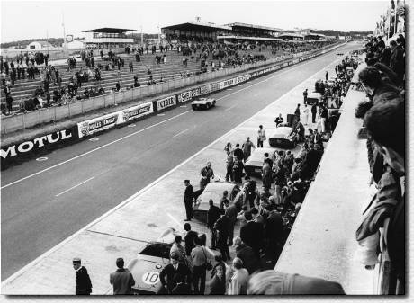Le Mans 24h 1963: Ferraris line up in the pit lane - Car No. 10 is the 330TRI s/n 0808 that was driven by Pedro Rodriguez and Roger Penske. The Mexican driver went of the road with the car that had won in the year before. 