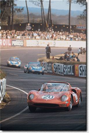Le Mans 24 h 1965: The works-330P2 s/n 0836 of Jean Guichet and Mike Parkes retired. 