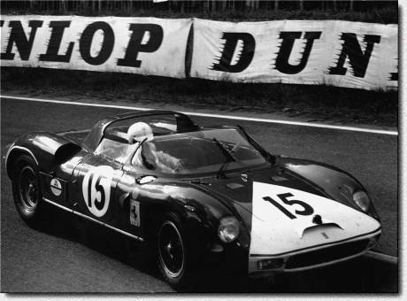 Le Mans 24 h 1964: The 330P s/n 0810 of the N.A.R.T. retired. It was driven by P. Rodriguez/ Hudson.