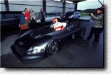 Teststrecke Neustadt a. d. Donau: Emanuele Pirro nimmt am Steuer des Audi R8 Platz. Die Szene wird in bewegten Bildern festgehalten. 