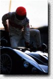 Le Castellet, Februar 1999: Emanuele Pirro besteigt den Audi R8, der bei diesen Tests zum ersten Mal auf seinen direkten Konkurrenten, den BMW V12 LMR, traf 