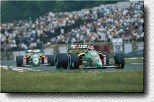 Emanuele Pirro und Alessandro Nannini im Formationsflug in ihren Benetton B189 auf dem Hungaroring. 