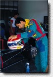 Der Deb�tant: Sorgf�ltig reinigt Emanuele sein Helmvisier, bevor er zum ersten Mal in ein Grand Prix-Auto steigen wird um ein Rennen zu fahren. So geschehen in Le Castellet w�hrend des Gro�en Preises von Frankreich.