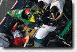 W�hrend Emanuele im Auto wartet, wird am Benetton fieberhaft gearbeitet. 