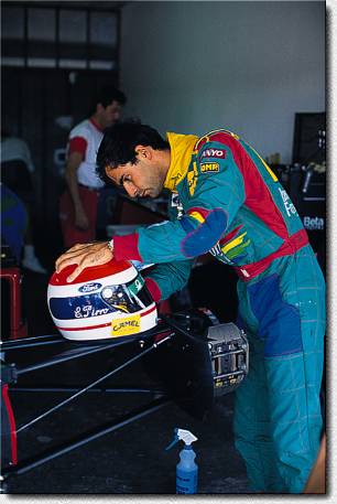 Der Deb�tant: Sorgf�ltig reinigt Emanuele sein Helmvisier, bevor er zum ersten Mal in ein Grand Prix-Auto steigen wird um ein Rennen zu fahren. So geschehen in Le Castellet w�hrend des Gro�en Preises von Frankreich.