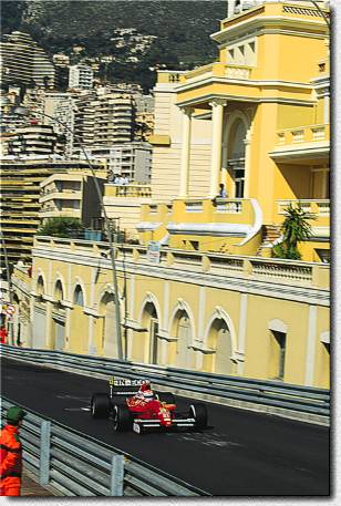 Zum zweiten und letzten Mal in seiner F1-Karriere fuhr Emanuele 1991 in Monaco in die Punkte. Er wurde 6. Mit dem BMS Dallara 191-Judd. Hier erklimmt er gerade den Berg hinauf zum Casino. 