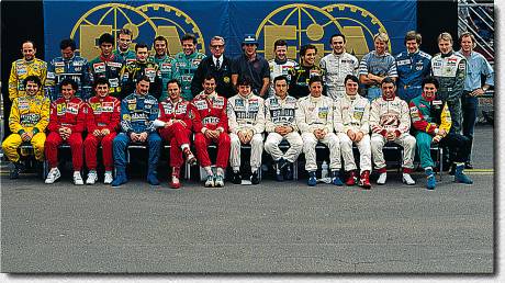 Traditionell posieren die Grand Prix-Piloten f�r das offizielle Erinnerungsfoto zu Beginn der Saison. In ziviler Montur zeigen sich nur der amtierende Weltmeister Ayrton Senna und FIA-Pr�sident Jean Marie Balestre. 