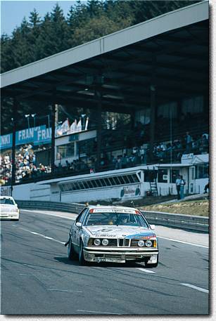 Das 6-Stunden-Rennen auf dem Kurs von Spa Francorchamps geh�rte damals zu den H�hepunkten der Tourenwagensaison. Emanuele teilte sich seinen Schnitzer-BMW damals mit Gerhard Berger und Roberto Ravaglia. 