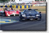 Der McLaren vor einem Ferrari 333 SP, der in der Prototypen-Kategorie startete.