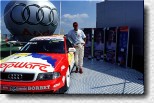 Emanuele mit einem Ausstellungsstück aus dem Fahrerlager. Ausgediente Rennwagen werden gern zu Werbezwecken eingesetzt.