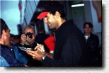 Wenn am Samstag um 18.00 Uhr die Boxengasse zum Pit-Walk ge�ffnet wird, sind auch die Fahrer zur Stelle, um die Fans mit Autogrammen zu versorgen.  Emanuele Pirro ist seit jeher einer der flei�igsten Autogrammschreiber. 