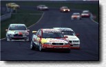 Der Sprint am Sonntag: Emanuele Pirro hat Tabellenf�hrer Johnny Cecotto im Nacken und ist kurz davor, ihn vorbeizulassen, um den Venezolaner im Kampf um den Titel nicht im Weg zu stehen. 