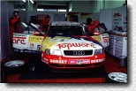 Noch steht der Audi A4 von Emanuele Pirro unbesch�digt in der Box. 