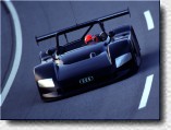 Noch kommt der Audi R 8 in Karbon-Schwarz daher. Wie er sp�ter lackiert sein wird, ist noch nicht beschlossen. Bei dieser Ausfahrt auf der Audi-Teststrecke in Neustadt sitzt Rinaldo Capello am Steuer. 