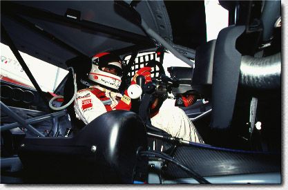 Der Arbeitsplatz im Audi A4: Seit dem Norisring hat Emanuele Pirro �brigens einen neuen Helm. 