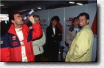 Ein verdienter Schluck vom Gebr�u des neuen Audi-Sponsors Red Bull. Trotz des schlechten Abschneidens seines Sch�tzlings scheint Emanueles Manager Mark Perkins (rechts) bester Laune zu sein. Hinter ihm steht Marlene Pirro, die ihrem Gatten Beistand leistete. 