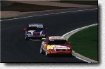In der Einf�hrungsrunde war der Audi A4 noch heil, allerdings sollte er es nicht mehr lange bleiben. Hinter Emanuele f�hrt Michael Krumm im Nissan, der im Qualifying exakt 0,020 Sekunden langsamer gewesen war. 