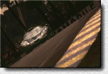 Die Nacht bricht herein über Le Mans, dem McLaren F1 GTR und über Emanuele Pirro, der noch einige Stunden am Steuer vor sich hat.