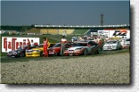 Vier von sieben Marken in der STW-Meisterschaft 1998: Nissan, Titelverteidiger Peugeot, Alfa Romeo und Honda.