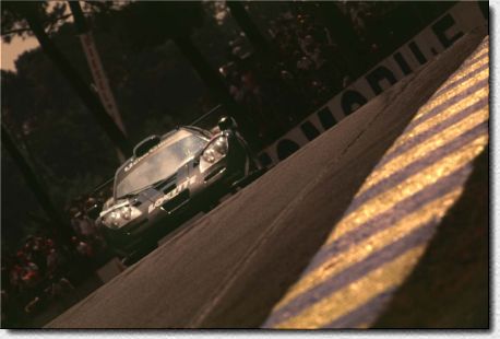 Die Nacht bricht herein �ber Le Mans, dem McLaren F1 GTR und �ber Emanuele Pirro, der noch einige Stunden am Steuer vor sich hat. 