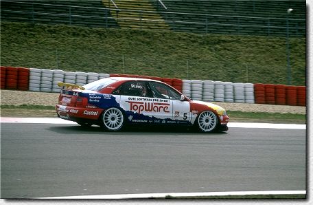 Auch im Farbmix wei�-gelb-blau-rot macht der Audi A4 eine recht gute Figur. Aber was bedeuten schon die Farben: Hauptsache, er ist schnell unterwegs. 