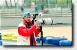Eines von Emanuele Pirros Hobbies (f�r die er viel zu wenig Zeit hat) ist das Fotografieren. Da kann es schon mal passieren, da� er mit der Kamera statt mit Helm und Overall ein Rennen besucht. So geschehen 1998 in Le Mans, wo er sich die Vorqualifikation zum 24-Stunden-Rennen ansah und mit Profifotograf Bodo Kr�ling im die Strecke zog. Bei der Gelegenheit hat er sich auch gleich das eine oder andere Werkzeug ausgeliehen.