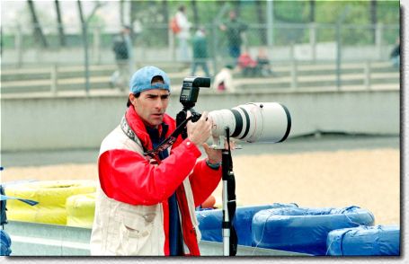 Eines von Emanuele Pirros Hobbies (f�r die er viel zu wenig Zeit hat) ist das Fotografieren. Da kann es schon mal passieren, da� er mit der Kamera statt mit Helm und Overall ein Rennen besucht. So geschehen 1998 in Le Mans, wo er sich die Vorqualifikation zum 24-Stunden-Rennen ansah und mit Profifotograf Bodo Kr�ling im die Strecke zog. Bei der Gelegenheit hat er sich auch gleich das eine oder andere Werkzeug ausgeliehen.