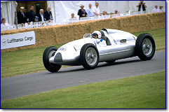 Michele Alboreto am Steuer des Auto Union D-Typ aus 1939, der dem Ehepaar Karassik aus Florida geh&ouml;rt, die ihn Audi bei w&uuml;rdigen Anl&auml;ssen zur Verf&uuml;gung stellt