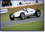 Michele Alboreto am Steuer des Auto Union D-Typ aus 1939, der dem Ehepaar Karassik aus Florida geh&ouml;rt, die ihn Audi bei w&uuml;rdigen Anl&auml;ssen zur Verf&uuml;gung stellt