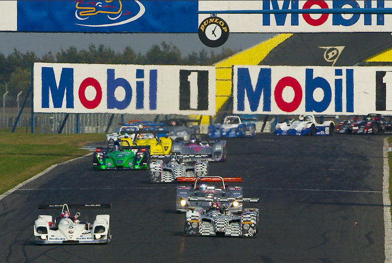 Lap 2 and the field gets away again after an aborted first start...........Shimoda leads Lammers