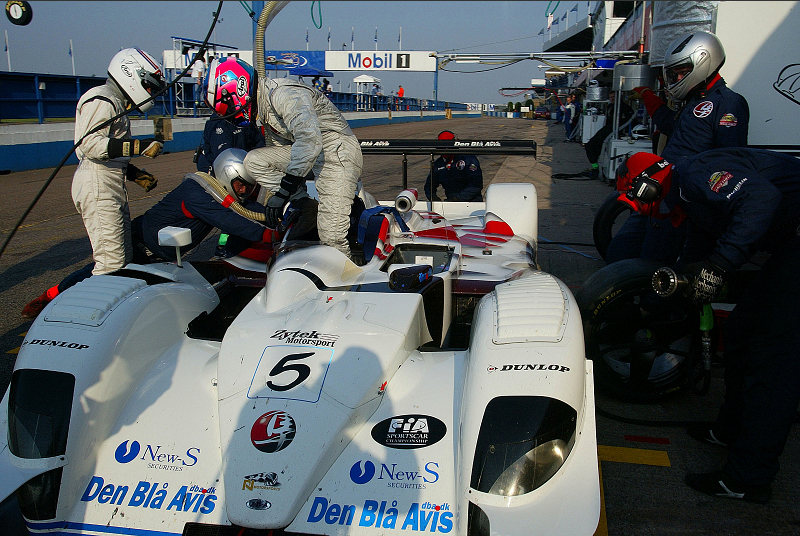 Pit stop for Wallace and Shimoda...problems restarting the engine cost them the lead