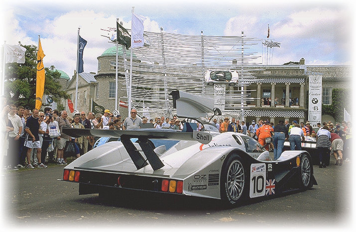 Vergangenheit (Silberpfeil) trifft Gegenwart (Audi R8C)  nach seinem Le Mans-Einsatz wird aber auch der R8C ins Museum wandern